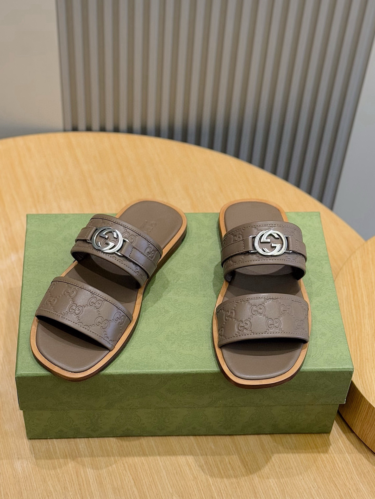 [GUCCI] 구찌 GG 인터로킹 뮬 샌들 남성용