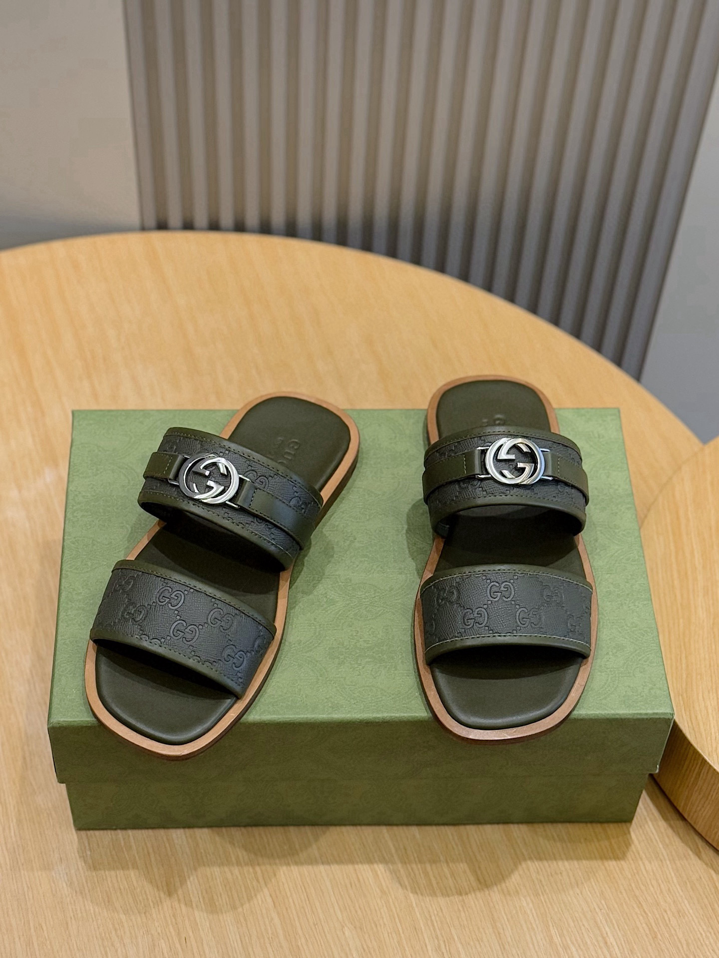 [GUCCI] 구찌 GG 인터로킹 뮬 샌들 남성용