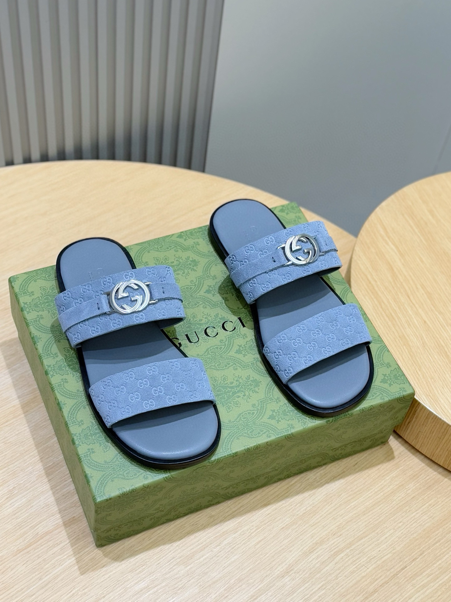 [GUCCI] 구찌 GG 인터로킹 뮬 샌들 남성용