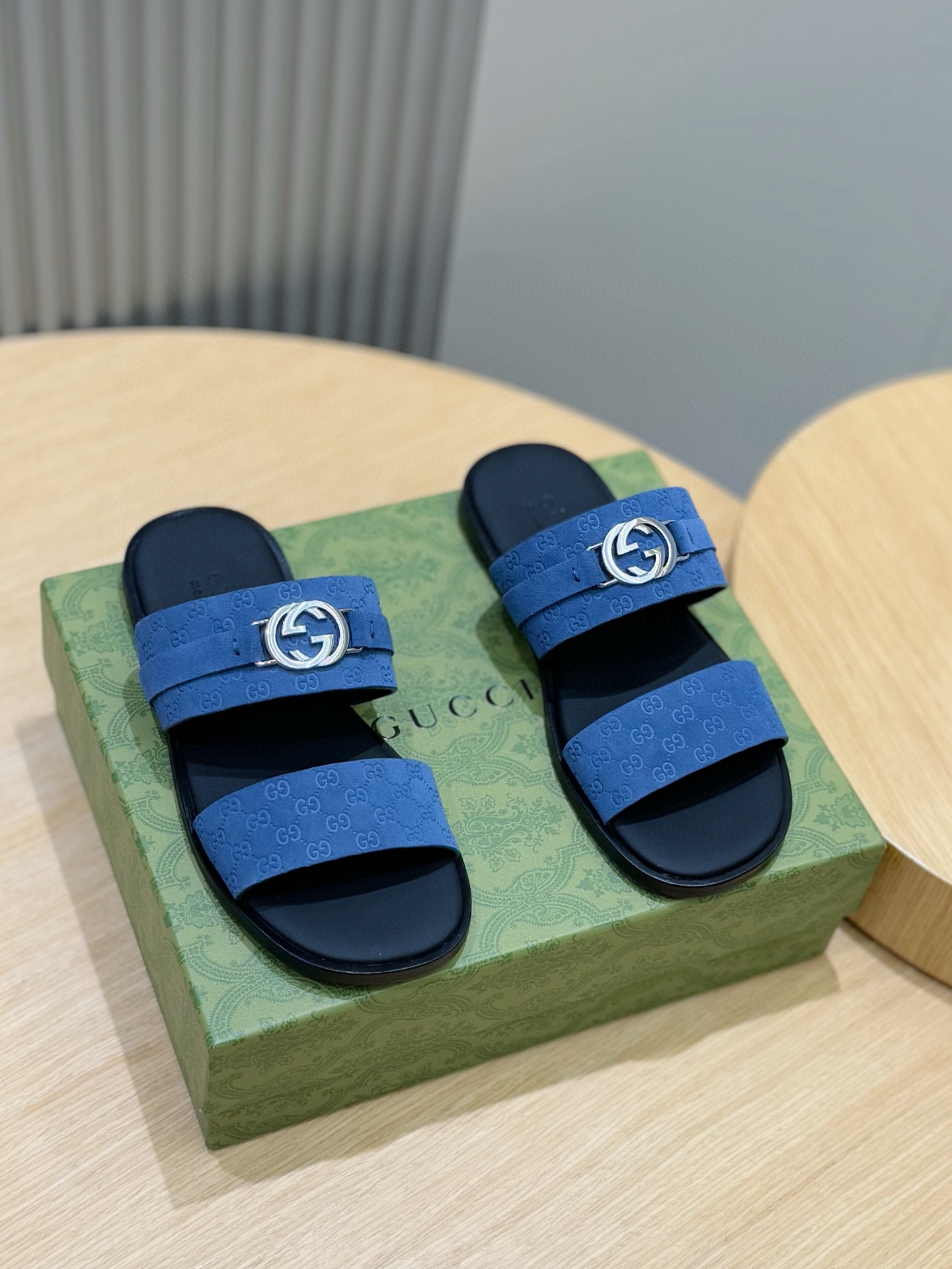 [GUCCI] 구찌 GG 인터로킹 뮬 샌들 남성용