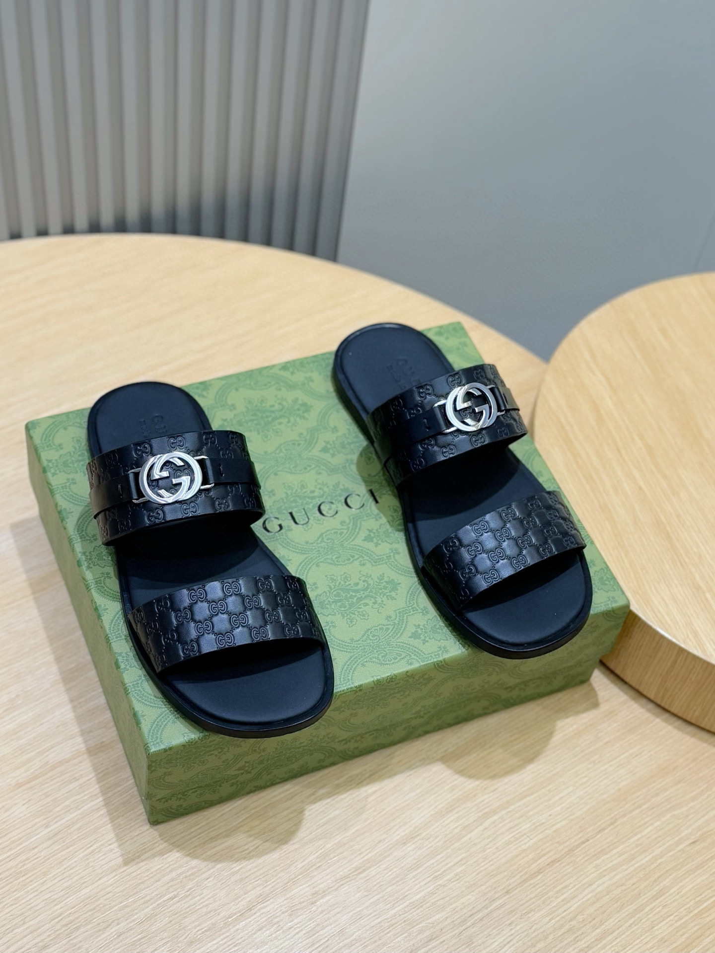 [GUCCI] 구찌 GG 인터로킹 뮬 샌들 남성용