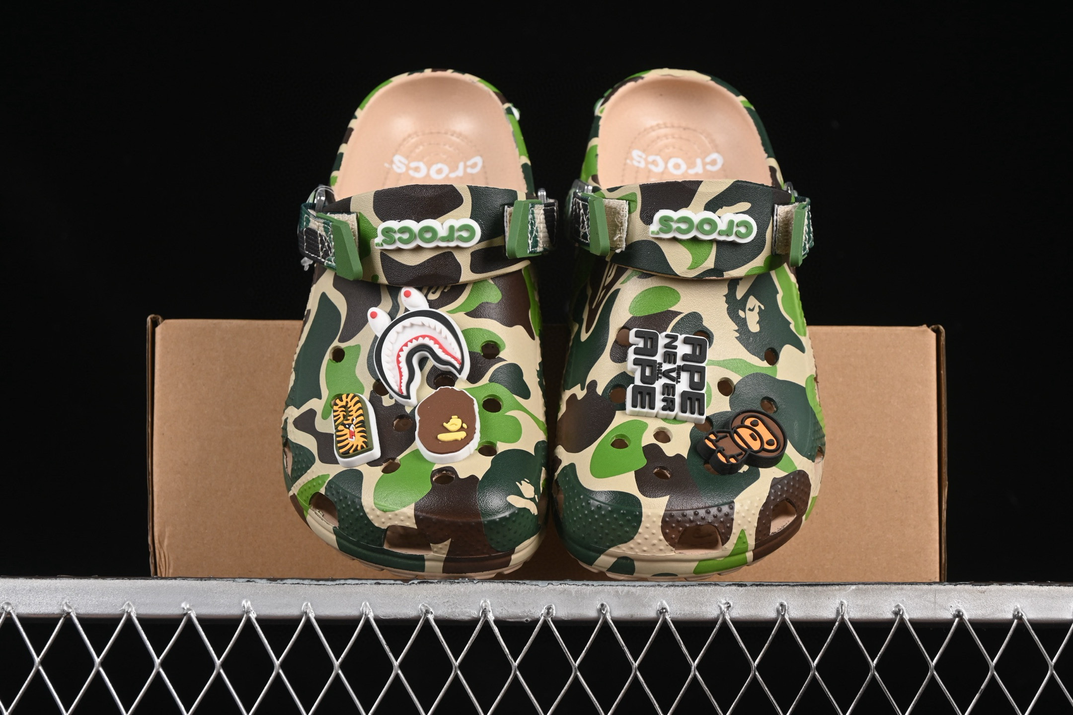 [Crocs] 베이프 x 크록스 클래식 클로그 그린 209267-212 남녀공용